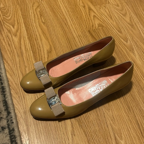 SALVATORE FERRAGAMO Vara Pump - Picture 1 of 5